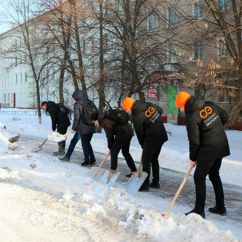 Уборка снега с крыш и территорий в Енакиево